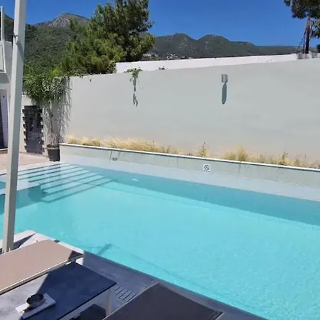 Windrose - Shared Pool Apartment Ipsos