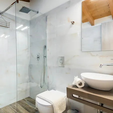 Windrose - Shared Pool Apartment Ipsos