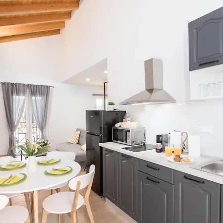 Windrose - Shared Pool Apartament